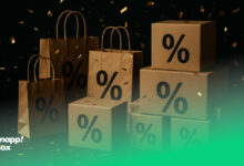 چند کارتن و کیف مقوایی که روی آنها علامت تخفیف درج شده