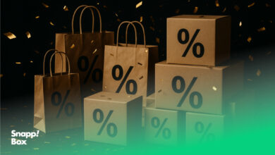 چند کارتن و کیف مقوایی که روی آنها علامت تخفیف درج شده