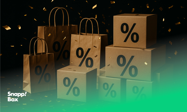 چند کارتن و کیف مقوایی که روی آن‌ها علامت تخفیف درج شده