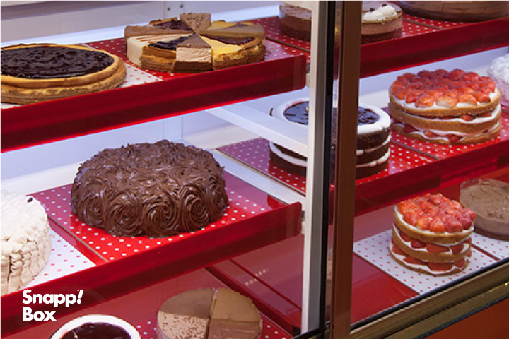 یخچال شیرینیفروشی کوکی باکس با کیکهای مختلف