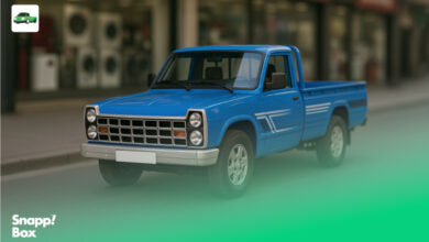 یک وانت سنگین آبی در خیابان