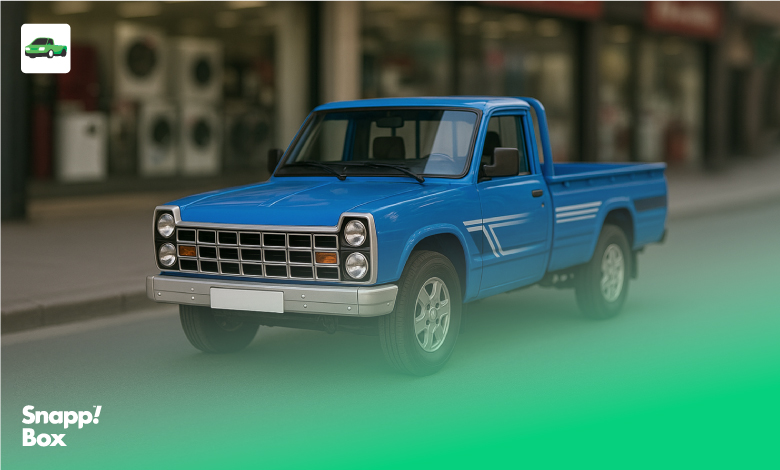 یک وانت سنگین آبی در خیابان