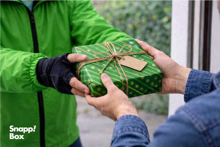 پیک اسنپباکس در حال تحویل هدیهی روز پدر به گیرنده