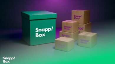 باکس سبز اسنپ‌باکس در کنار چند جعبه با لوگوی اسنپ‌شاپ
