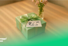 گل به همراه جعبه‌ی کادوی سبز با یادداشت «مادرم روزت مبارک»