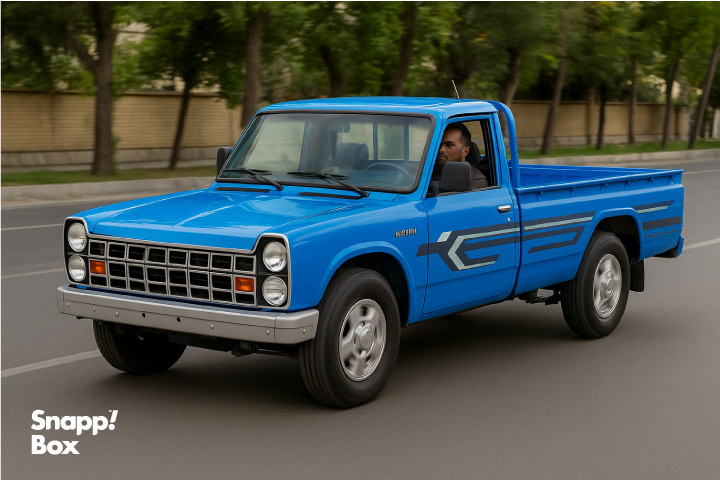 رانندهی اسنپباکس در حال راندن یک وانت نیسان در خیابانی در اصفهان