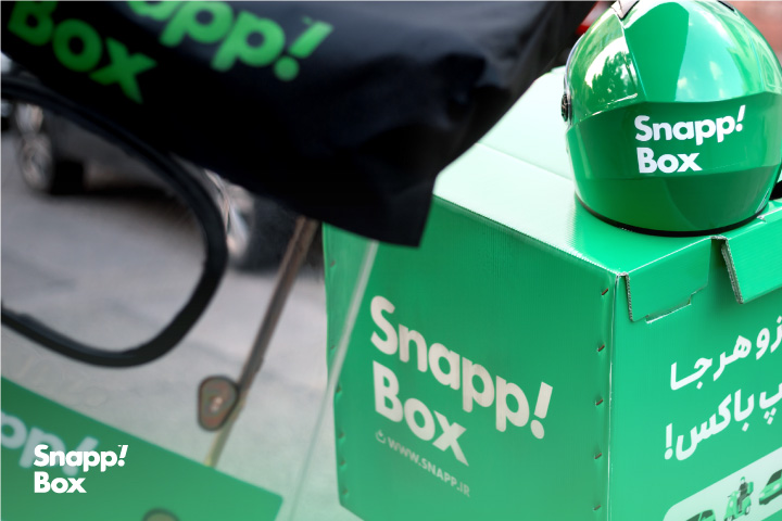 باکس، سایهبان و کلاه با آرم اسنپباکس روی یک موتور