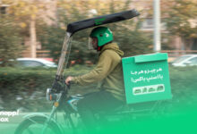 پیک موتوری اسنپباکس با تجهیزات ایمنی شامل کلاه و سایهبان