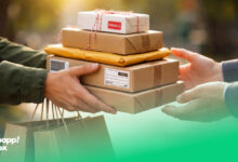دستهای پیک اسنپباکس که چند بستهی ارسالشده توسط سرویس ارسال بهصرفه را تحویل مشتری میدهند