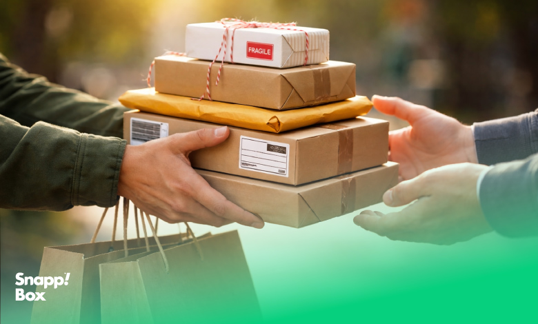 دستهای پیک اسنپباکس که چند بستهی ارسالشده توسط سرویس ارسال بهصرفه را تحویل مشتری میدهند