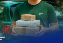 دو دست که سه بسته را به گیرنده تحویل می‌دهد