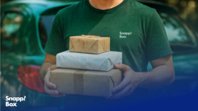 دو دست که سه بسته را به گیرنده تحویل می‌دهد