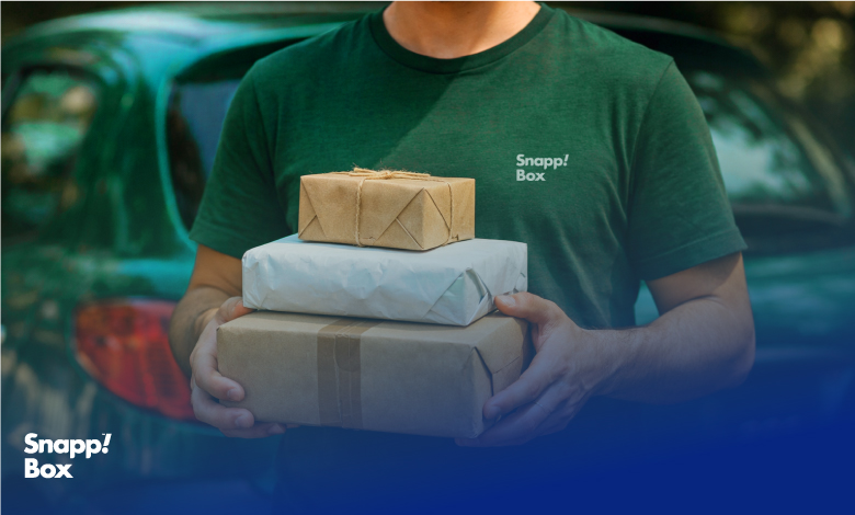 دو دست که سه بسته را به گیرنده تحویل می‌دهد