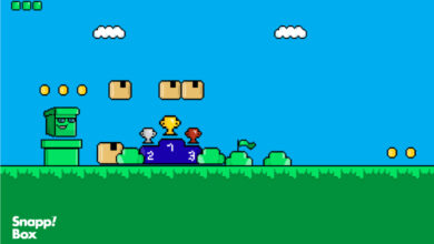 تصویری پیکسلی و الهام‌گرفته از بازی‌ قارچ‌خور، شامل سکوی رتبه‌بندی با سه جام طلا، نقره و برنز، جعبه‌های کارتنی، سکه‌های طلایی، پس‌زمینه‌ی آسمان آبی با ابرها