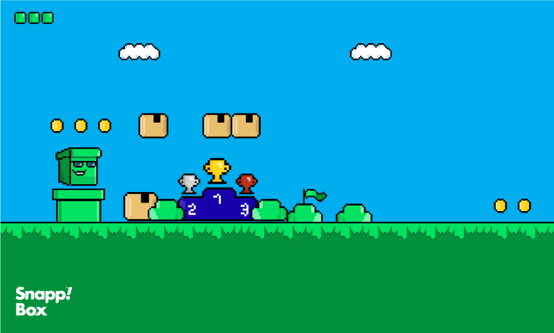 تصویری پیکسلی و الهامگرفته از بازی قارچخور، شامل سکوی رتبهبندی با سه جام طلا، نقره و برنز، جعبههای کارتنی، سکههای طلایی، پسزمینهی آسمان آبی با ابرها