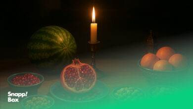 سفره‌ی یلدا شامل هندوانه، انار، آجیل، شمع و پرتقال