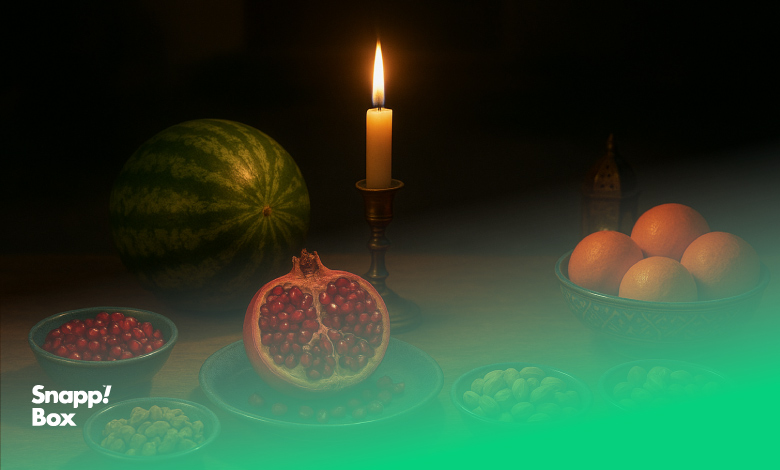 سفرهی یلدا شامل هندوانه، انار، آجیل، شمع و پرتقال