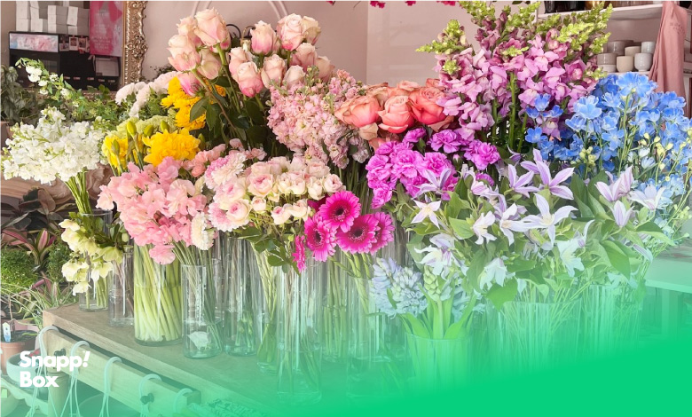 یک گلفروشی با تنوع بالایی از گل‌های رنگارنگ